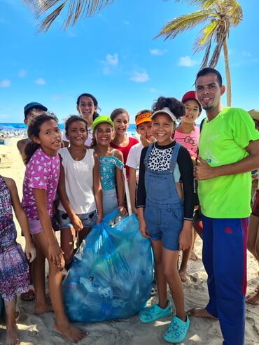 Kinder nach der Müllsammelaktion am Strand