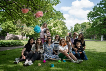 Gruppe von Frauen und Kindern in einem Park