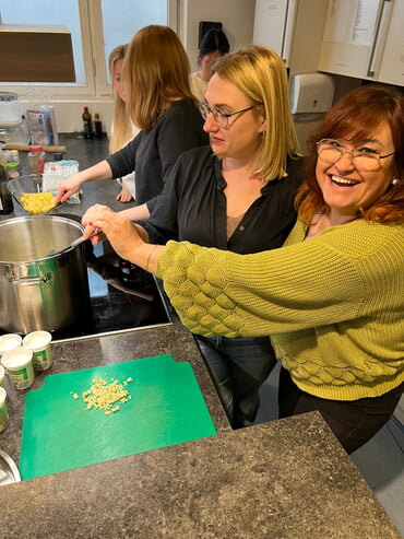 Frauen kochen gemeinsam