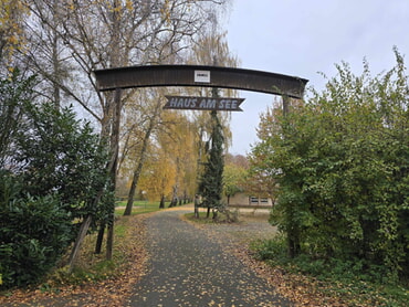 Eingangstor des Camp-Geländes "Perspektiv-Fabrik"